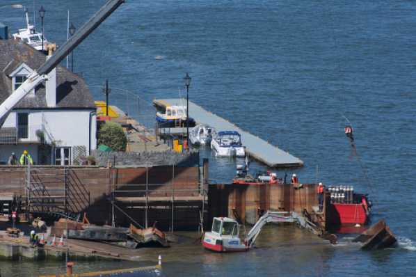16 May 2013 - 15-05-42.jpg
Back in 2013 the Lower Ferry slipways were replaced. Fascinating to watch, well it was for me. This shows the sheet piling being removed. Wet work.
#SlipwayConstructionDartmouth